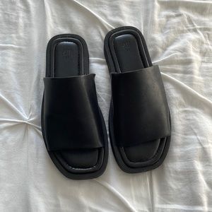 H&M BLACK SANDAL. SIZE 6 / 37.